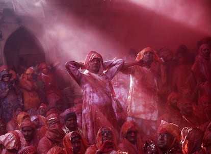 Hombres bañados de colores durante la celebración Holi en la ciudad de Barsana (India), el 27 de febrero de 2015.