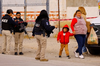 Los motines en las cárceles y la liberación de presos son comunes cuando el crimen organizado trata de “calentar la plaza”, como se conoce a estas peleas por el control del territorio para sus actividades delictivas. En la imagen, familaires de uno de los reos y elementos de la Agencia Estatal de Investigación, a las afueras del penal. 