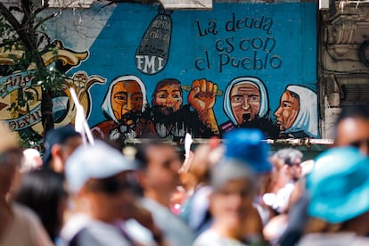 La CGT no ha informado aún del alcance de la huelga. Sin embargo, algunos sindicatos, como la Asociación Trabajadores del Estado (ATE), estimaron que el acatamiento al paro entre sus afiliados es del 95% en todo el país. Los sindicatos sí calculan, en cambio, que al menos 40.000 personas se movilizarán en el centro de Buenos Aires en la marcha convocada junto a la huelga. En la imagen, un grupo de manifestantes marcha junto a un mural con la inscripción "La deuda es con el pueblo", en Buenos Aires. 