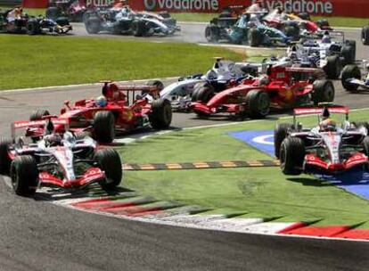 Fernando Alonso, a la izquierda, encabeza la carrera en Monza mientras Hamilton, a la derecha, se salta la curva tras tocarse con Massa.