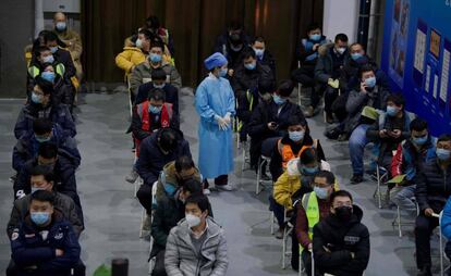 Varios trabajadores, tras ser vacunados en Pekín (China).