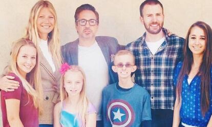Gwyneth Paltrow, Robert Downey Jr. y Chris Evans junto a Ryan Wilcox y su familia.