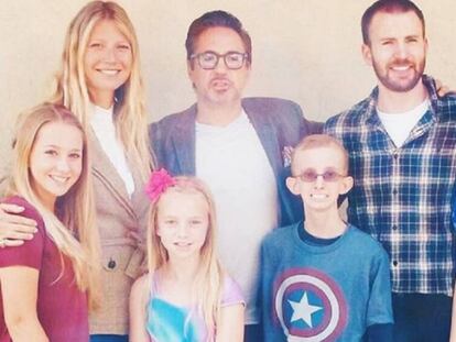 Gwyneth Paltrow, Robert Downey Jr. y Chris Evans junto a Ryan Wilcox y su familia.