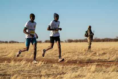 Dos corredores participan en el primer maratón organizado por Niger, bajo fuertes medidas de seguridad, cerca de Agadez.