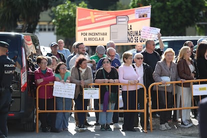 Vecinos de varias asociaciones durante la concentración en el barrio sevillano de Pino Montano para protestar ante alcalde por la decisión de eliminar los contenedores neumáticos.