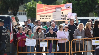 Vecinos de varias asociaciones durante la concentración en el barrio sevillano de Pino Montano para protestar ante alcalde por la decisión de eliminar los contenedores neumáticos.