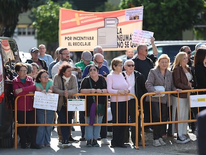 Vecinos de varias asociaciones durante la concentración en el barrio sevillano de Pino Montano para protestar ante alcalde por la decisión de eliminar los contenedores neumáticos.