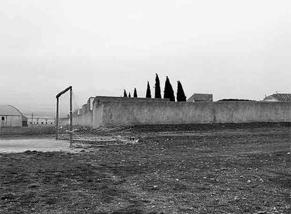 <i>Casas de Lázaro</i> (1993), de Bleda y Rosa, perteneciente a la serie <i>Campos de fútbol</i>, que se exhibirá en febrero en el CGAC de Santiago en el marco de la exposición <i>Registros y hábitos</i>.