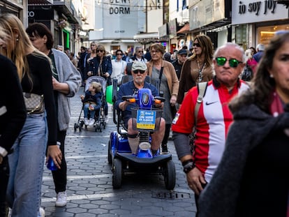 Decenas de turistas en Benidorm durante este puente festivo.