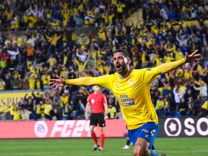 El defensa de Las Palmas José Alejandro Suárez celebra su gol al Valencia.