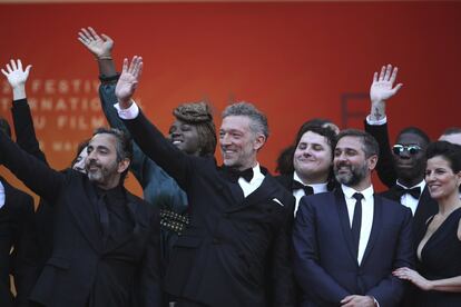 El actor Vincent Cassel (en el centro) posa junto al resto del elenco de la película 'The Specials'.