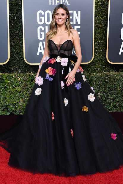 La modelo Heidi Klum se sumó al escote corazón, combinándolo con una voluminosa falda con apliques de flores. El vestido es de Monique Lhuillier.