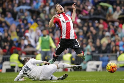 Modric le hace una entrada a Muniain.