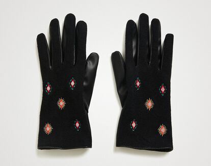 Si quieres mantener tus manos protegidas del frío, estos guantes con detalles bordados están rebajados a 20,97 euros. Para acceder al descuento, tienes que registrarte en la web de Desigual.