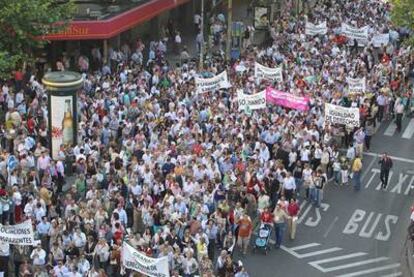 Vista de la manifestación convocada ayer a su paso por la Ronda Tejares de Córdoba.