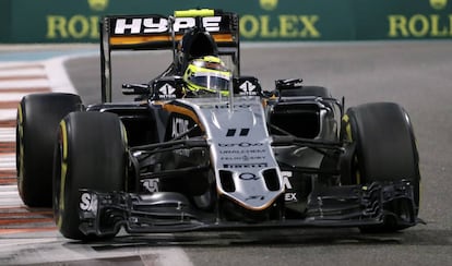 Sergio Pérez durante el circuito de Yas Marina en Abu Dhabi