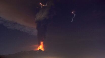 Vista de la nube de cenizas y lava expulsada por el volcán Etna desde Catania (Italia).