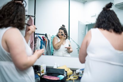 Las 'influencers' Mara Jimenez (en el espejo) y Teresa Lopez (de espaldas), que juntan cientos de miles de seguidores en redes, en su camerino de los Teatros Luchana donde protagonizan la obra 'Gordas'.
