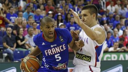 Batum, a la izquierda, ante Bogdanovic.