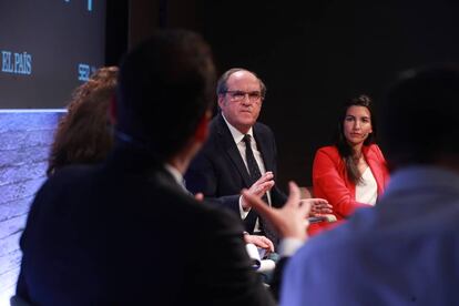 Ángel Gabilondo (PSOE) y Rocío Monasterio (Vox) observan la intervención del candidato Ignacio Aguado (Cs). 