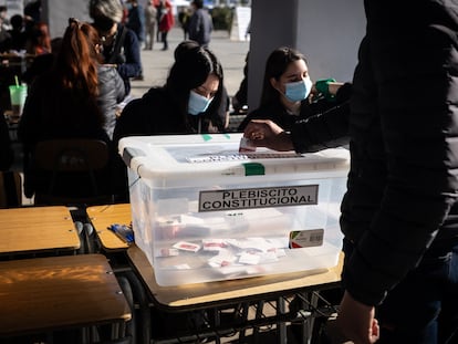 Un hombre deposita su voto en una urna, durante el último plebiscito, en Santiago, el 4 de septiembre de 2022.