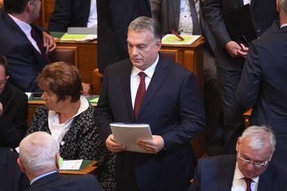 El primer ministro húngaro, Viktor Orban, llega a la sesión del parlamento en Budapest. 
 