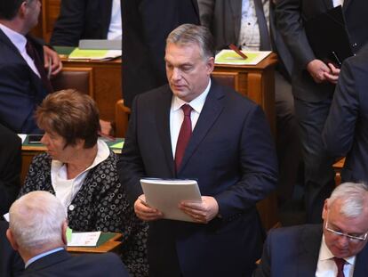 El primer ministro húngaro, Viktor Orban, llega a la sesión del parlamento en Budapest. 
 