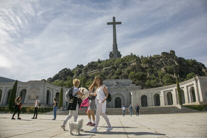 Un grupo de personas visitan el Valle de los Caídos este domingo.