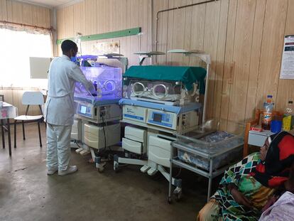 La recién inaugurada unidad neonatal de cuidados intensivos del hospital de Gambo, la primera UCI neonatal de la región.