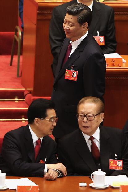 El vicepresidente chino, Xi Jinping, pasa por detrás del presidente y del expresidente, Jiang Zemin. No son muchas las sorpresas que se esperan del cónclave, del que es más que probable que salgan encumbrados como secretario general y número dos del Partido el vicepresidente, Xi Jinping, y el viceprimer ministro, Li Keqiang.