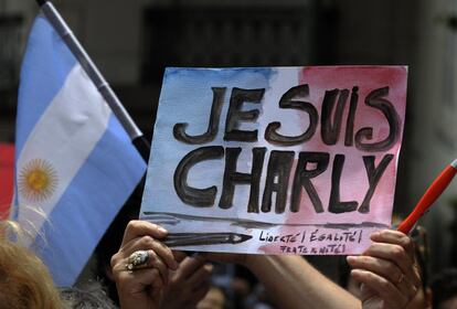 Una bandera argentina acompaña un cartel que reza 'Yo soy Charlie' en las puertas de la Embajada de Argentina en París.