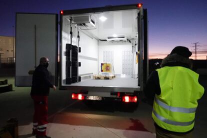 Las primeras dosis de la vacuna del coronavirus se encuentran desde las 7.30 de este sábado en un centro logístico de Pfizer en Guadalajara tras pasar la noche en el cuartel de la Guardia Civil de Lerma (Burgos).