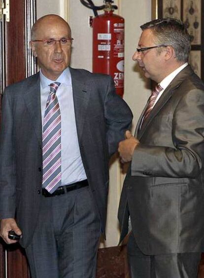 Josep Antoni Duran (CiU) y José Blanco (PSOE), ayer, en el Congreso.