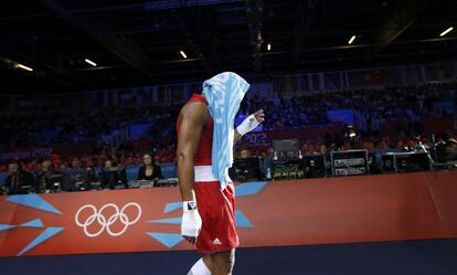 The Cuban José Larduet Gomez leaves the ring after beating Iraní Ali Mazaheri.