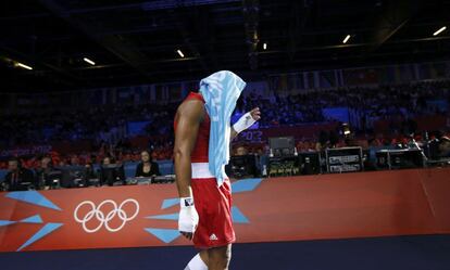 El cubano José Larduet Gomez abandona el ring después de vencer al iraní Ali Mazaheri.