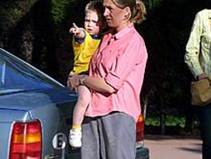 La infanta Cristina, vestida de sport, camina con su hijo Juan Valentín en brazos