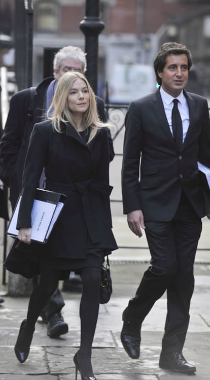 Sienna Miller a su llegada al Tribunal Superior de Justicia de Londres el jueves 24 de noviembre de 2011, para declarar en la investigación sobre las escuchas ilegales de la prensa británica