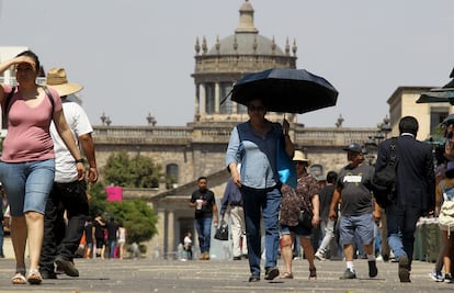 Personas se resguardan de la tercera ola de calor del año en la ciudad de Guadalajara, Jalisco, en México