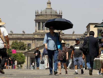 Personas se resguardan de la tercera ola de calor del año en la ciudad de Guadalajara, el 12 de junio de 2023.
