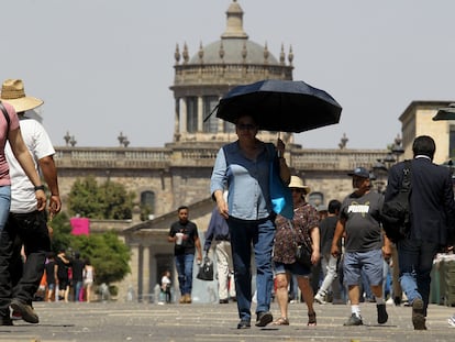 Personas se resguardan de la tercera ola de calor del año en la ciudad de Guadalajara, Jalisco, México. El 12 de junio de 2023.