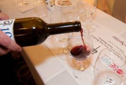 Una persona llena un vaso con vino. EFE/Archivo
