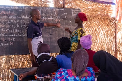 El profesor Sidi Yaya Sangare imparte clases en el poblado de Mountougoula, en Malí, el 7 de abril. 