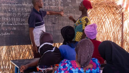 El profesor Sidi Yaya Sangare imparte clases en el poblado de Mountougoula, en Malí, el 7 de abril.