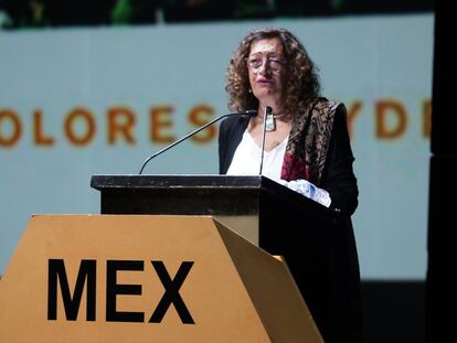 Ana Falú da un discurso al recibir el Premio Iberoamericano de Arquitectura y Urbanismo 2022 por su trayectoria el jueves en el Teatro Metropolitan de Ciudad de México.