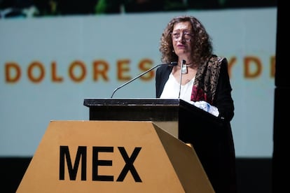 Ana Falú da un discurso al recibir el Premio Iberoamericano de Arquitectura y Urbanismo 2022 por su trayectoria el jueves en el Teatro Metropolitan de Ciudad de México.