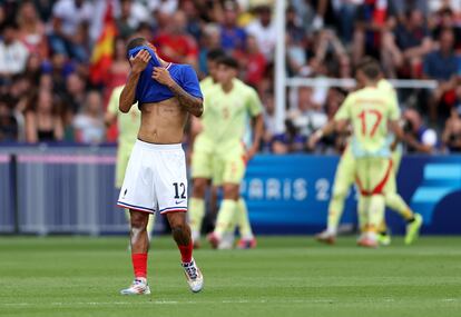 Enzo Millot, de Francia, reacciona al tercer gol de España. 