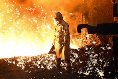 Un empleado en un alto horno de la empresa Thyssenkrupp Steel, en diciembre de 2024 en Duisburgo (Alemania).