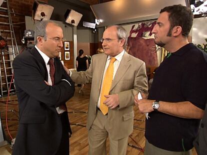 El presidente de Cataluña, José Montilla, entre su doble (izquierda) y Toni Soler, director de <i>Polònia</i>.