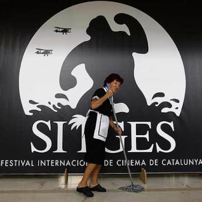 Una señora de la limpieza adecenta una de las salas de prensa del certamen de Sitges en la última edición.