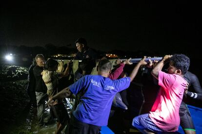 Voluntarios del Centro de Conservación de Recursos Naturales trasladan a un delfín a un lugar de tratamiento en Sanur, Bali (Indonesia), este martes. Dos delfines fueron trasladados para recibir tratamiento desde un hotel en la ciudad de Lovina después de que uno de los cinco delfines que habían sido guardados como atracción turística en el hotel fue encontrado muerto.